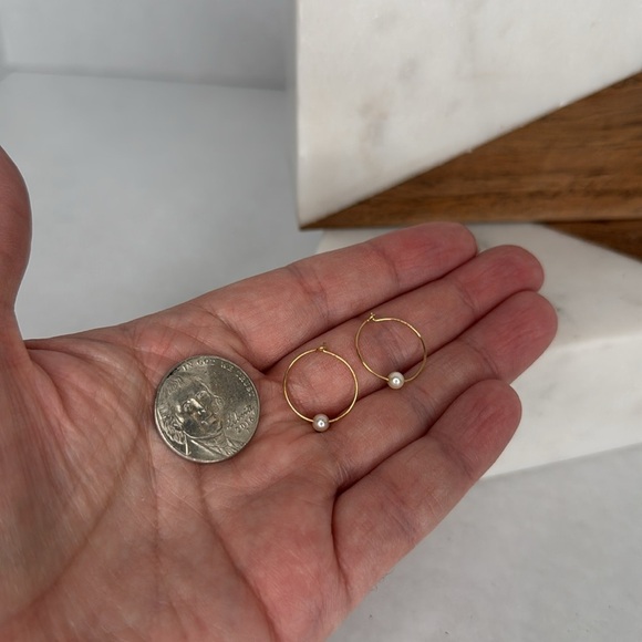 Vintage Estate Delicate Gold and Pearl Hoop Earrings lot E30 - Picture 4 of 5